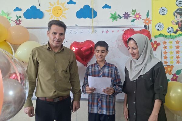 معلم مشعل دانش و چراغ هدایت است