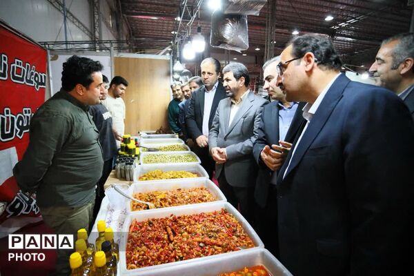 افتتاح نمایشگاه کالاهای اساسی استان در همدان
