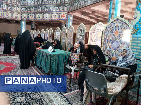 دکلمه‌خوانی دانش‌آموزان در مقابل مادران شهرستان قدس به‌مناسبت روز مادر
