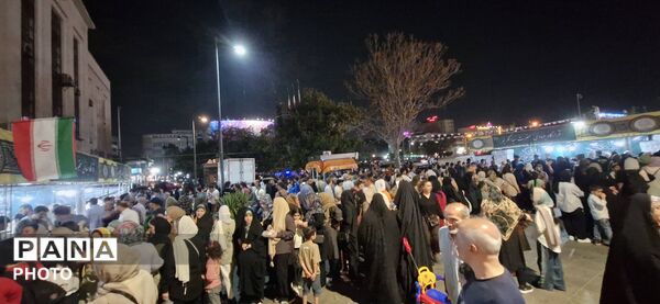 ایستگاه شادی در دروازه‌ی تهران؛ طعم شیرین میلاد در قلب راه‌آهن