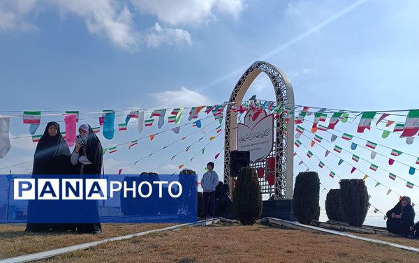 حضور دانش‌آموزان در راهپیمایی ۲۲ بهمن شهرستان پردیس 