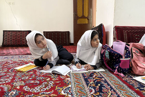 فداکاری معلم شیروانی برای برگزاری کلاس حضوری در خانه یک مادر مهربان