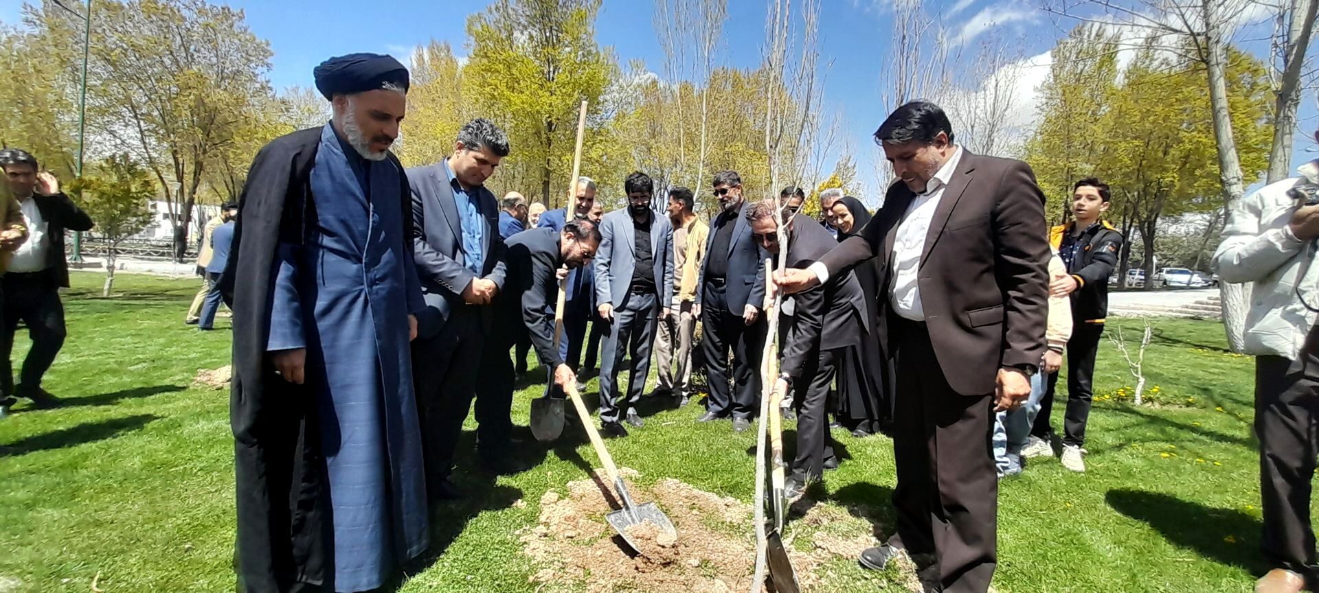 به یادهر غنچه بهشت نهالی در زمین می کاریم
