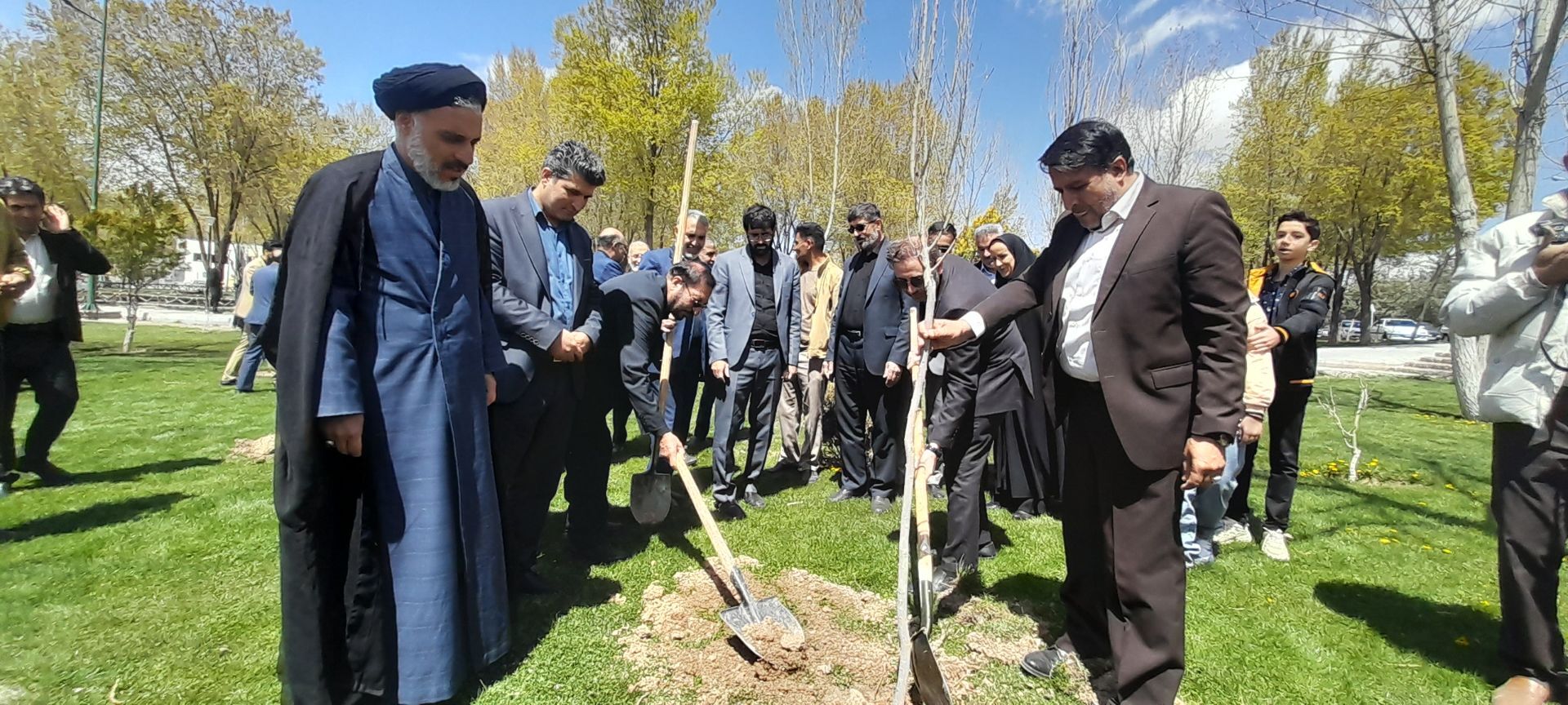 به یادهر غنچه بهشت نهالی در زمین می کاریم