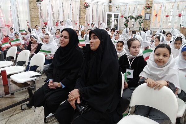 مراسم «لاله‌های روشن» در دبستان دکتر کیهانی 