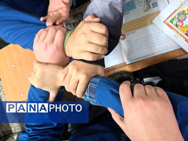 جشن انقلاب در دبستان لاله‌های انقلاب 