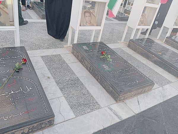 دولتمردان غبار از مزار شهدا برداشتند 