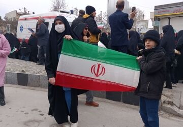 اقتدار و همبستگی جوانان نهاوند در راهپیمایی حماسی ۲۲ بهمن