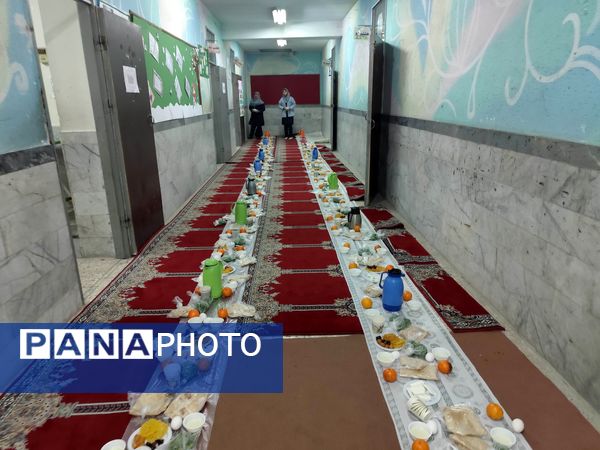 برپایی سفره افطار در دبیرستان امام علی(ع)ناحیه پنج 