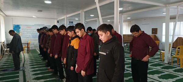 برپایی نماز جماعت در دبیرستان نمونه ایمان الله خامنه ای 