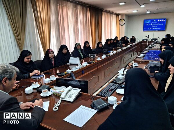دیدار دختران تشکل های دانش آموزی و کار گروه دائمی دختران با فرماندار کاشمر 