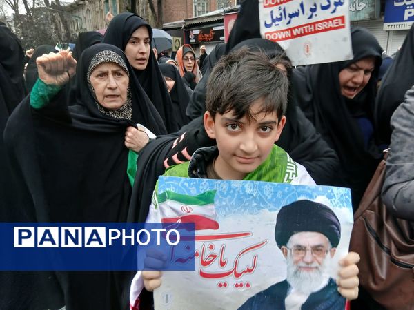 باران عشق وارادت به انقلاب همراه با باران‌ها ی نقره‌ای رشت