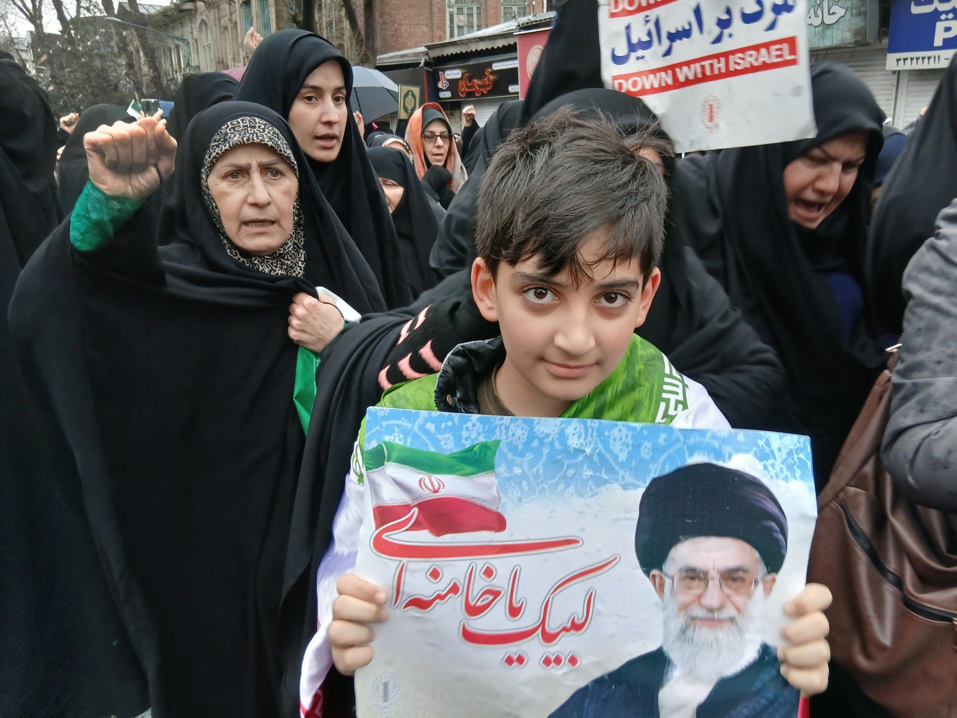 باران عشق وارادت به انقلاب همراه با باران‌ها ی نقره‌ای رشت