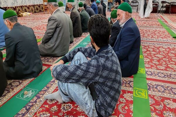 اقامه نماز جماعت باحضور معتکفین در مسجد جامع شهر بار نیشابور 