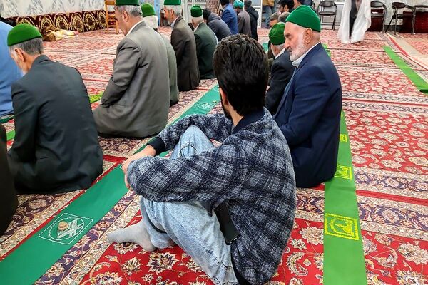 اقامه نماز جماعت باحضور معتکفین در مسجد جامع شهر بار نیشابور 