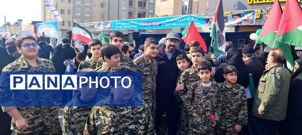حماسه حضور فرهنگیان و دانش‌آموزان منطقه ۵ در راهپیمایی ۲۲ بهمن