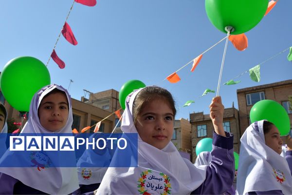 جشن میلاد حضرت زینب(س) با حضور مادران پرستار در دبستان علویان بهارستان‌دو