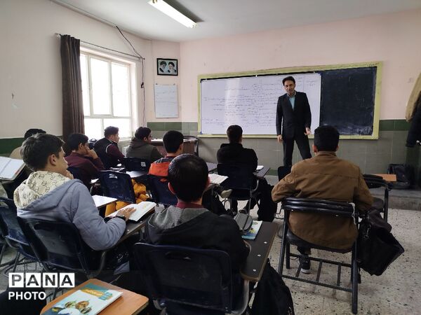 فرایند بررسی عملکرد معلمان منتخب دبیرستان نمونه آیت الله خامنه ای