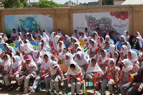 نواختن زنگ سپاس معلم در دبستان دخترانه شاهد نرگس