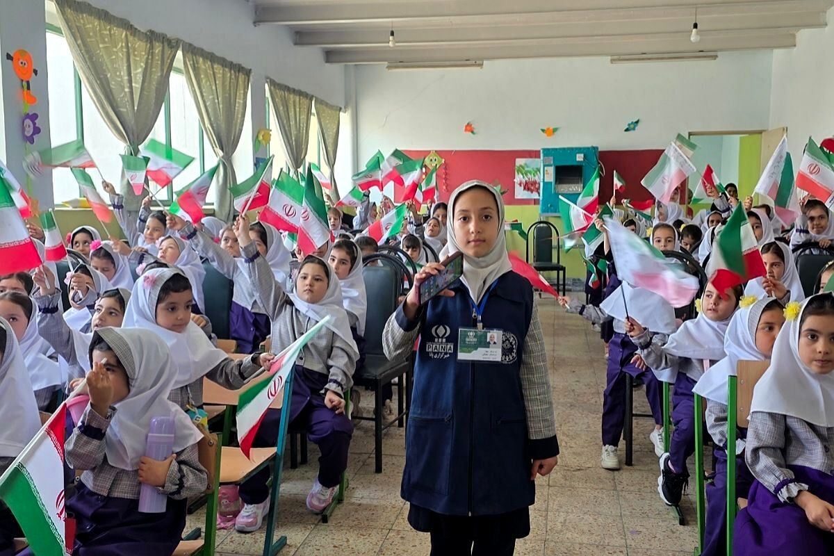 آغاز تحصیل کلاس اولی‌ها با جشن شکوفه‌ها در فرزانگان رباط‌کریم