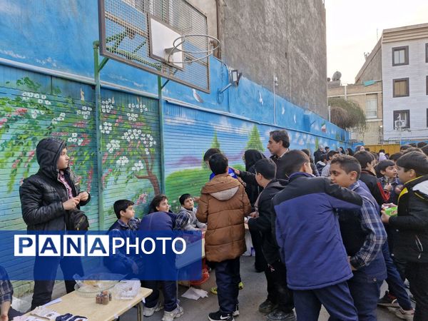  بازارچه دانش آموزی به مناسبت سالگرد پیروزی انقلاب اسلامی در دبستان پسرانه پاسدارن ناحیه ۳