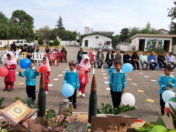 ورود شکوفه‌ها به مدارس در عباس آباد 