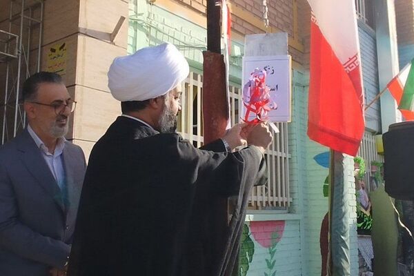 نواختن زنگ استکبارستیزی در دبیرستان ریحانه النبی باقرشهر 