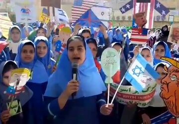 ۱۳ آبان؛ روز شکستن هیمنه استکبار جهانی در دبستان ام البنین گرامی داشته شد