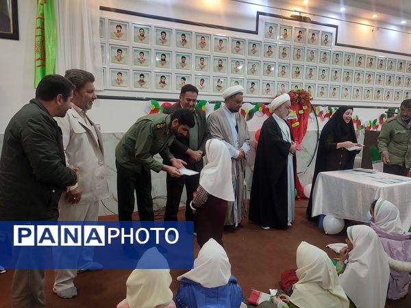 جشن انقلاب در دبستان شکوفه‌های انقلاب