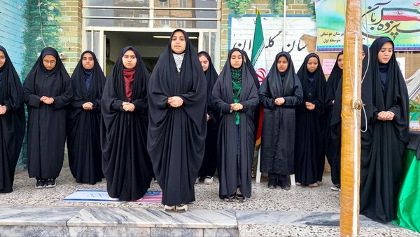 مراسم روز دانش‌آموز در دبیرستان هوشنگی