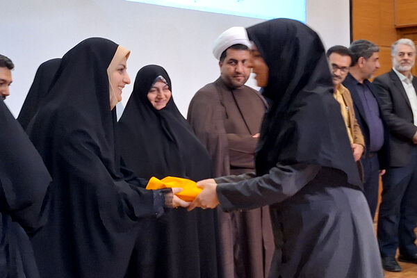 تقدیر از چهره های روشن در محفل ایمان 