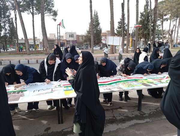 نقاشی چند متری در حاشیه راهپیمایی ۲۲ بهمن در خلیل آباد