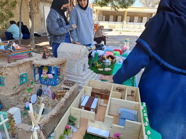 بازارچه کاروفناوری در دبیرستان حاج آقا توکلی زرقان 