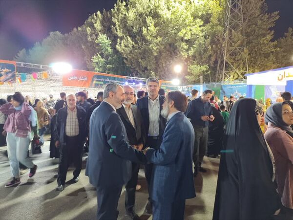بازدید عضو شورای اسلامی شهر مشهد مقدس از غرفه منطقه ۱۰ شهرداری در بوستان ملت