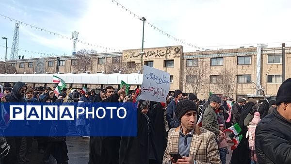 راهپیمایی ۲۲ بهمن در مشهد با حضور فرمانده واحدهای حوزه ۱۹ بسیج دانش‌آموزی منطقه تبادکان