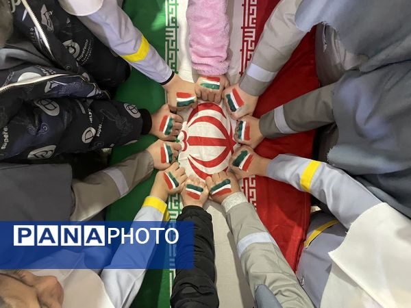 جشن انقلاب در دبستان لاله‌های انقلاب 