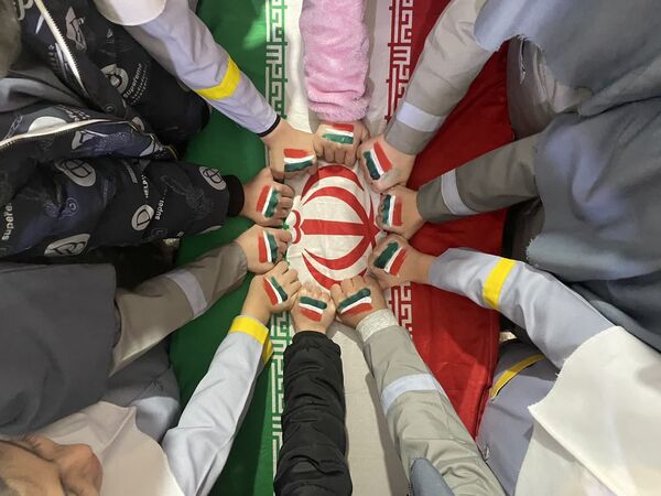 جشن انقلاب در دبستان لاله‌های انقلاب 