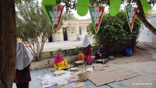 بازارچه کسب و کار دانش‌آموزی در دبستان مولوی فین 