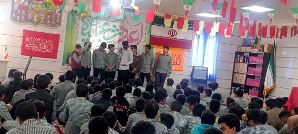 شادی دانش‌آموزان راه ایمان قلعه‌گنج در جشن ولادت حضرت علی‌اکبر(ع)