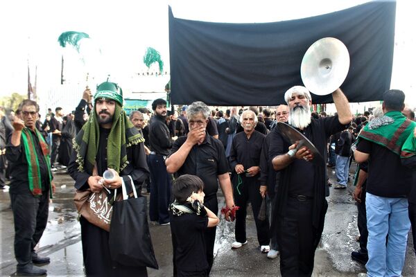 حضور پرشور کودکان قمی در دسته‌های عزاداری روز تاسوعا 