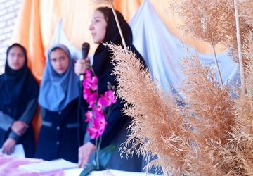 دختر؛ لبخند خدا