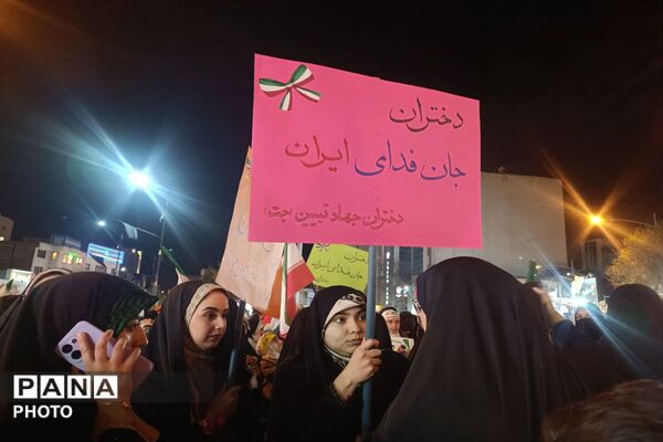 حضور دانش‌آموزان و نوجوانان در راهپیمایی شبانه اردبیل