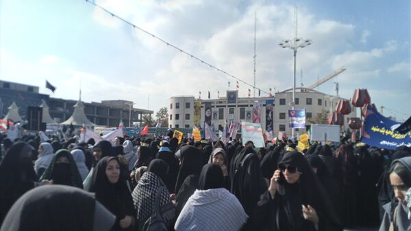راهپیمایی به مناسبت ۱۳ آبان در میدان شهدا 