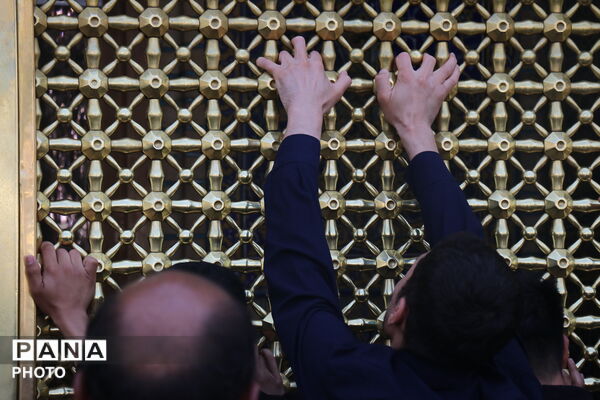 حال و هوای زائران حریم رضوی در ظهر عاشورای حسینی