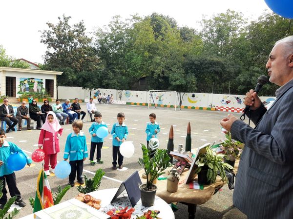 ورود شکوفه‌ها به مدارس در عباس آباد 