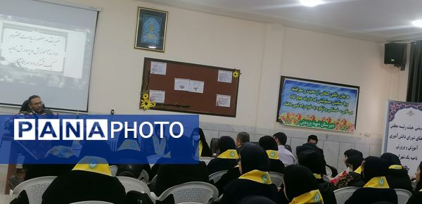 نشست هیات رئیسه مجلس دانش‌آموزی با شورای دانش‌آموزی 