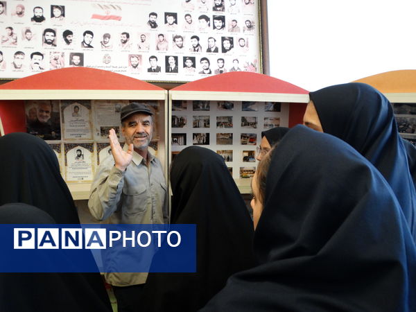 بازدید دانش‌آموزان از موزه دفاع مقدس شهرکرد