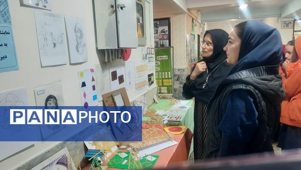 نمایشگاه دست‌سازهای دانش‌آموزان دبیرستان فرهنگیان ناحیه ۷ مشهد 