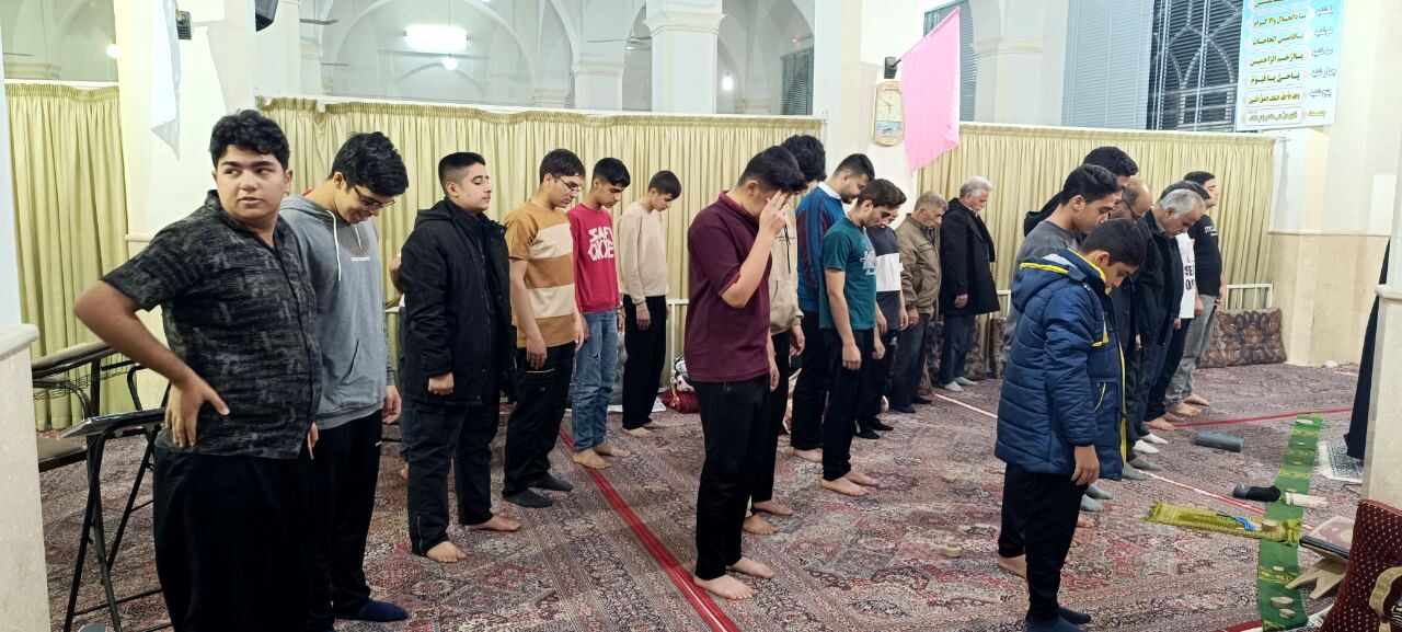 مراسم معنوی اعتکاف دانش‌آموزان پسر ابرکوهی در مسجد چهارده معصوم 