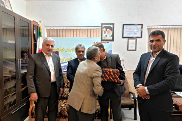 تجلیل ازوالدین جانباز در دبیرستان شاهد شهید معزی